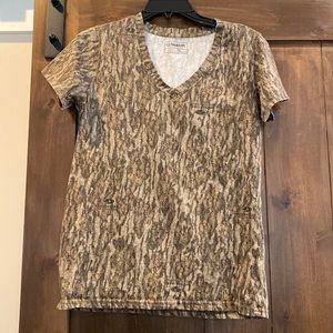 67) Magellan Outdoors Camouflage tee S/S EUC women’s Size Large hunting*